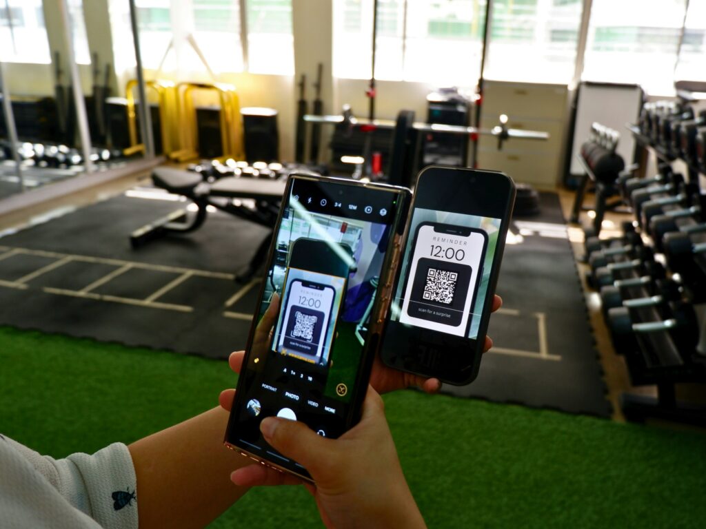 Coach sportif présentant un programme d'entraînement sur tablette numérique à une cliente en salle de sport - Expertise Digisphere 84